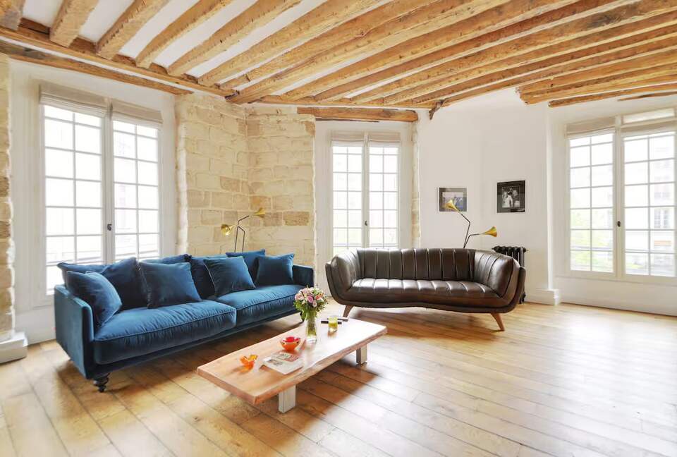 Charming Apartment Overlooking Place du Marché Sainte Catherine - Paris, France