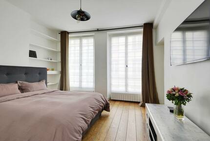 Charming Apartment Overlooking Place du Marché Sainte Catherine - Paris, France