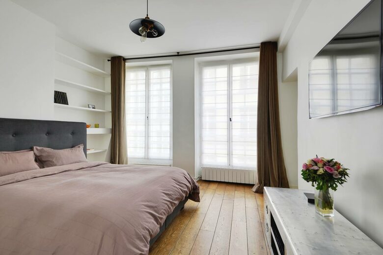 Charming Apartment Overlooking Place du Marché Sainte Catherine - Paris, France