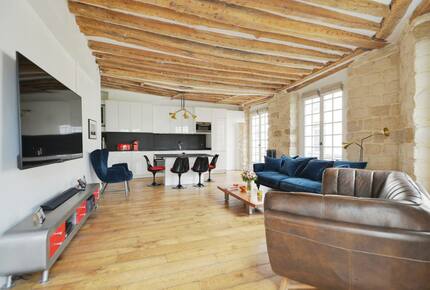 Charming Apartment Overlooking Place du Marché Sainte Catherine - Paris, France