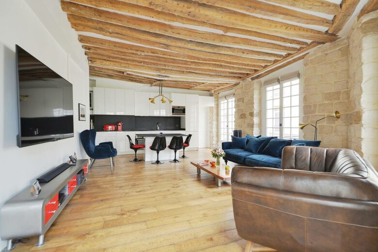 Charming Apartment Overlooking Place du Marché Sainte Catherine - Paris, France