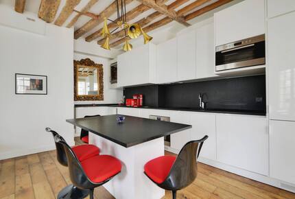 Charming Apartment Overlooking Place du Marché Sainte Catherine - Paris, France