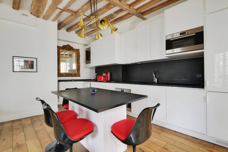 Charming Apartment Overlooking Place du Marché Sainte Catherine - Paris, France