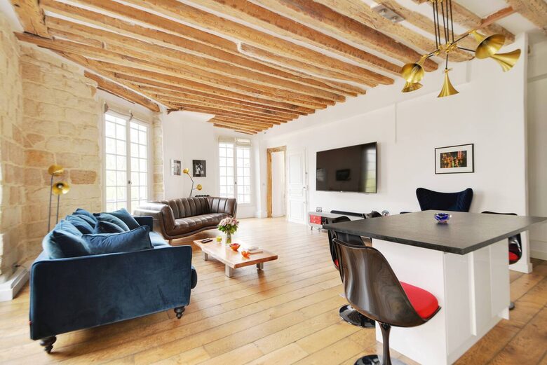 Charming Apartment Overlooking Place du Marché Sainte Catherine - Paris, France
