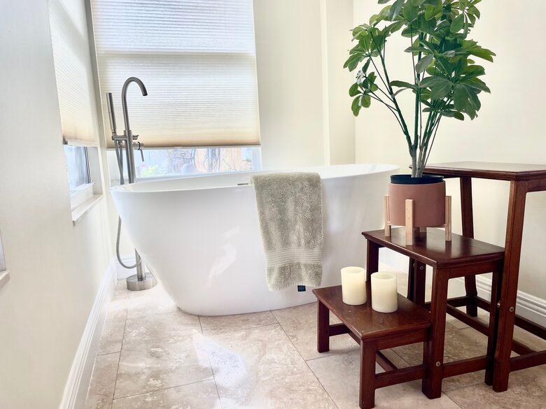 Relaxing soaking tub