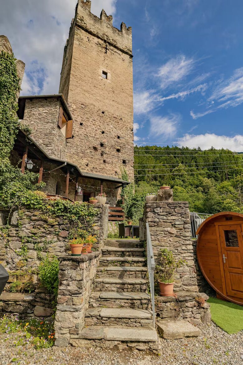 Château historique du XIe siècle | Château de Foppoli - Mazzo di Valtellina, Italie