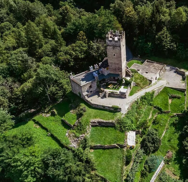 Château historique du XIe siècle | Château de Foppoli - Mazzo di Valtellina, Italie