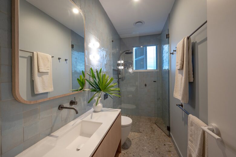 Upper bathroom shared between 2 bedrooms