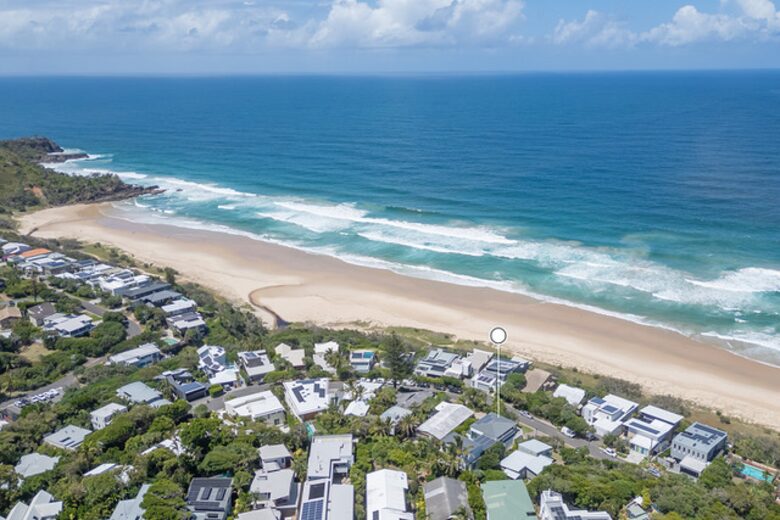 Street location - easy beach access & stroll to shops
