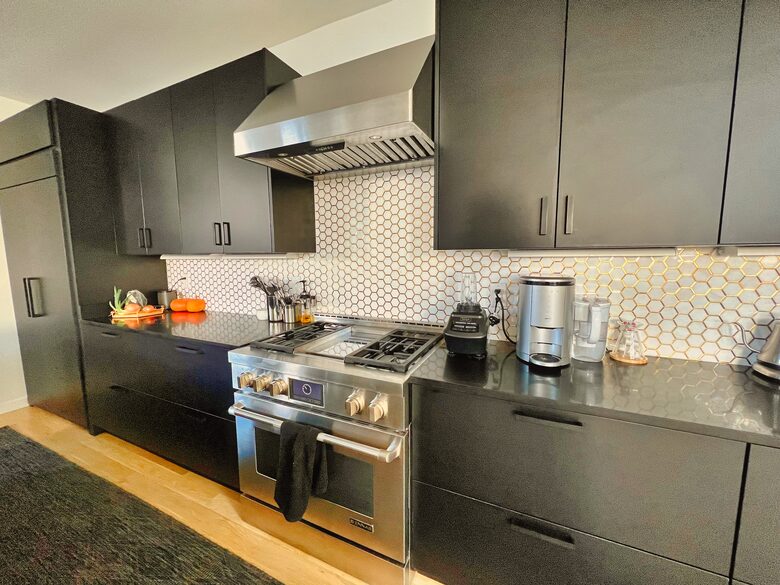 Kitchen with high-end 4-burner stove & oven