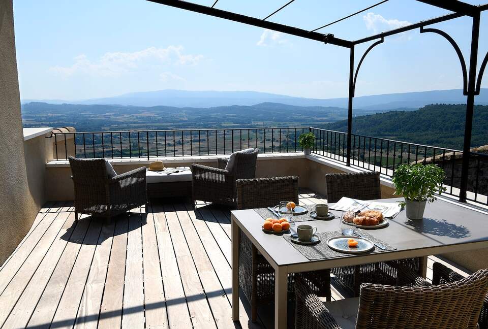 18th-Century Gordes Gem with 270-Degree Valley Views - Gordes, France