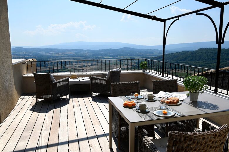 18th-Century Gordes Gem with 270-Degree Valley Views - Gordes, France
