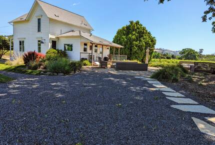 Charming Farmhouse on 30 Acre Vineyard - Healdsburg, California