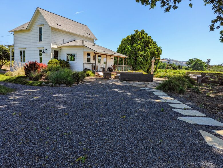 Charming Farmhouse on 30 Acre Vineyard - Healdsburg, California