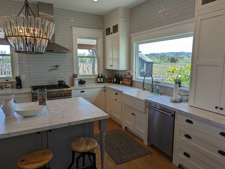 Charming Farmhouse on 30 Acre Vineyard - Healdsburg, California