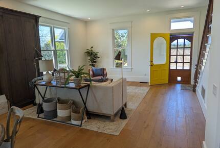 Charming Farmhouse on 30 Acre Vineyard - Healdsburg, California