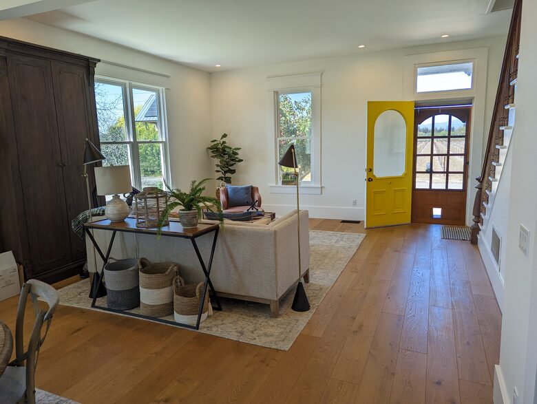 Charming Farmhouse on 30 Acre Vineyard - Healdsburg, California