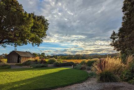 Charming Farmhouse on 30 Acre Vineyard - Healdsburg, California