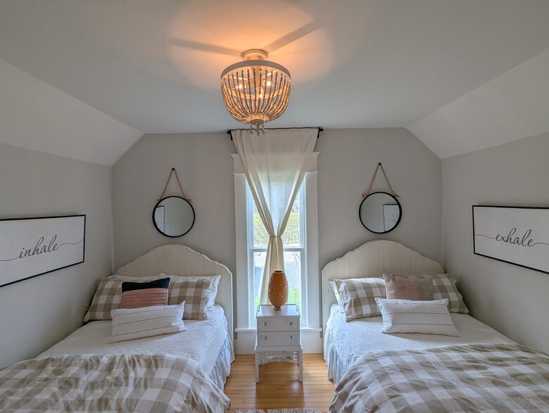 Charming Farmhouse on 30 Acre Vineyard - Healdsburg, California