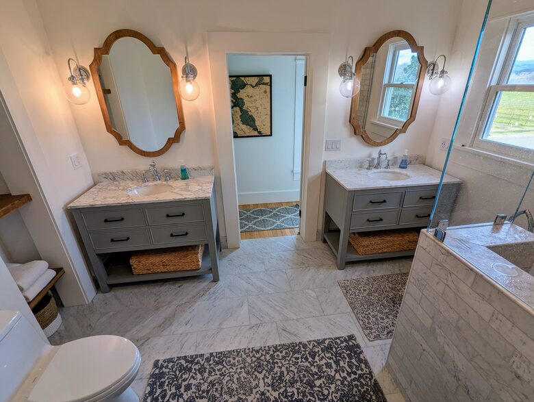 Charming Farmhouse on 30 Acre Vineyard - Healdsburg, California