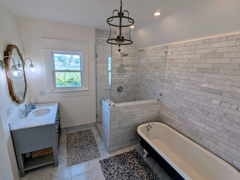 Charming Farmhouse on 30 Acre Vineyard - Healdsburg, California