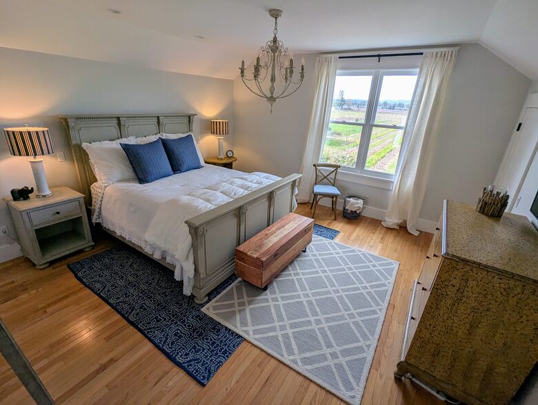 Charming Farmhouse on 30 Acre Vineyard - Healdsburg, California