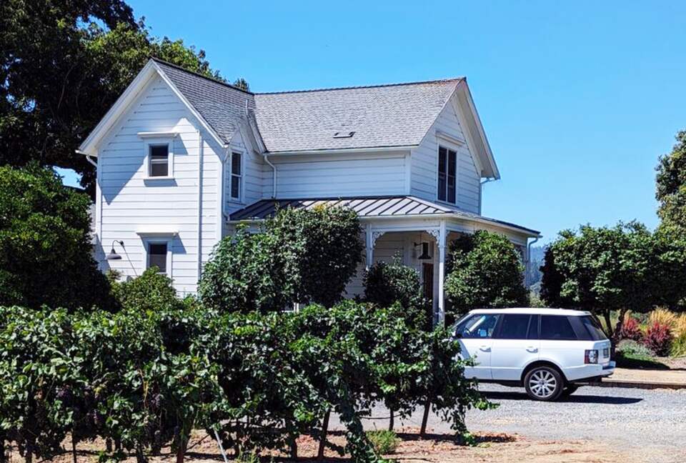 Charming Farmhouse on 30 Acre Vineyard - Healdsburg, California