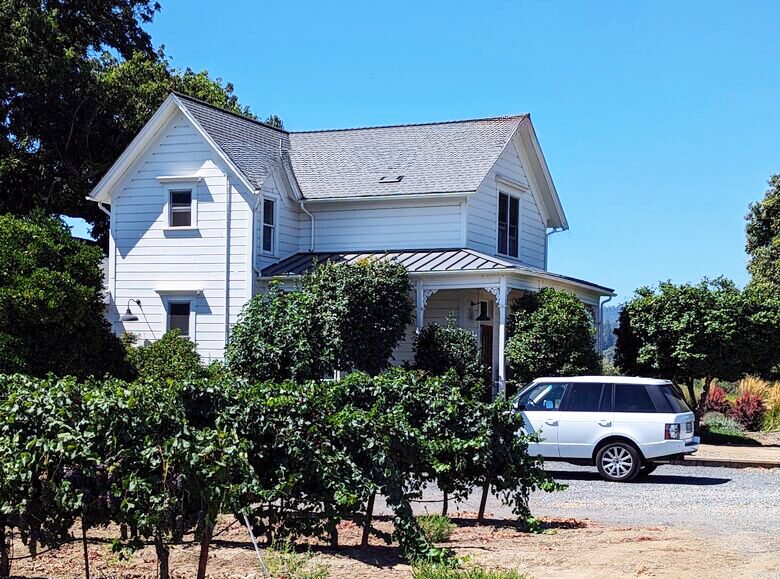 Charming Farmhouse on 30 Acre Vineyard - Healdsburg, California