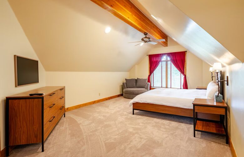 Master Bedroom - has kind bed + daybed with 2 twin beds