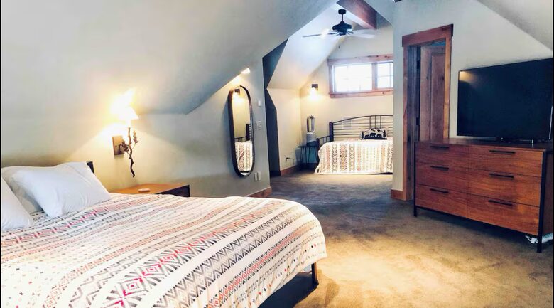 Master bedroom - king bed + daybed with two twin mattresses