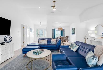 Stylish Waterfront Getaway with Pool, Spa & Boat lift and Dock in Palm Coast Florida - Palm Coast, Florida