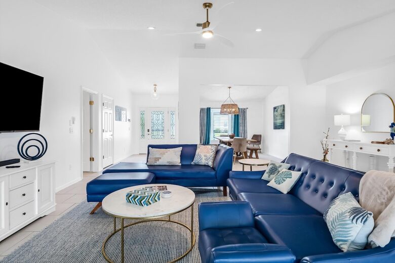 Stylish Waterfront Getaway with Pool, Spa & Boat lift and Dock in Palm Coast Florida - Palm Coast, Florida