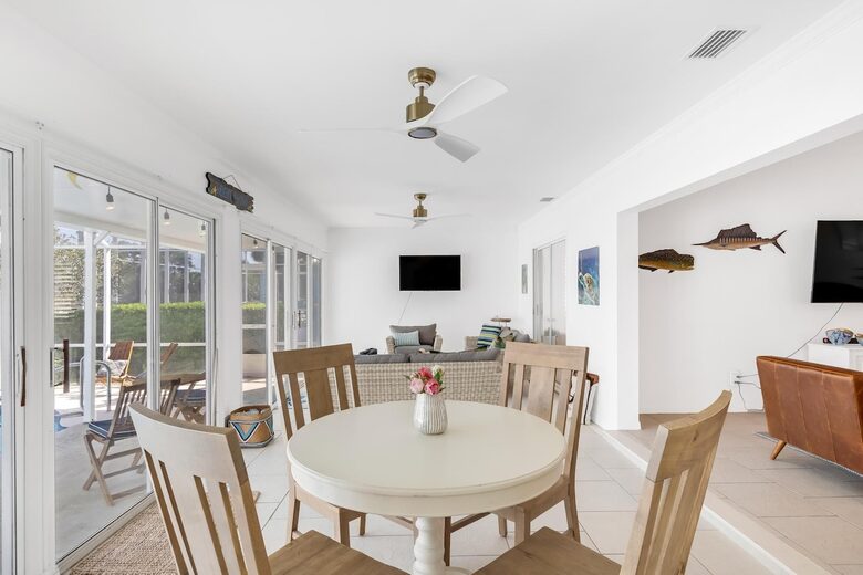 Stylish Waterfront Getaway with Pool, Spa & Boat lift and Dock in Palm Coast Florida - Palm Coast, Florida