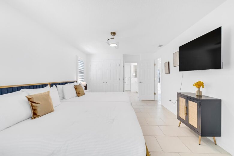 Stylish Waterfront Getaway with Pool, Spa & Boat lift and Dock in Palm Coast Florida - Palm Coast, Florida