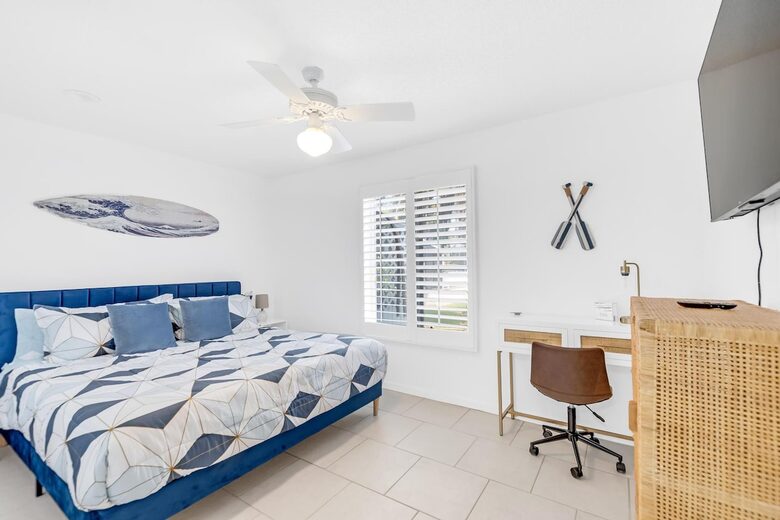 Stylish Waterfront Getaway with Pool, Spa & Boat lift and Dock in Palm Coast Florida - Palm Coast, Florida