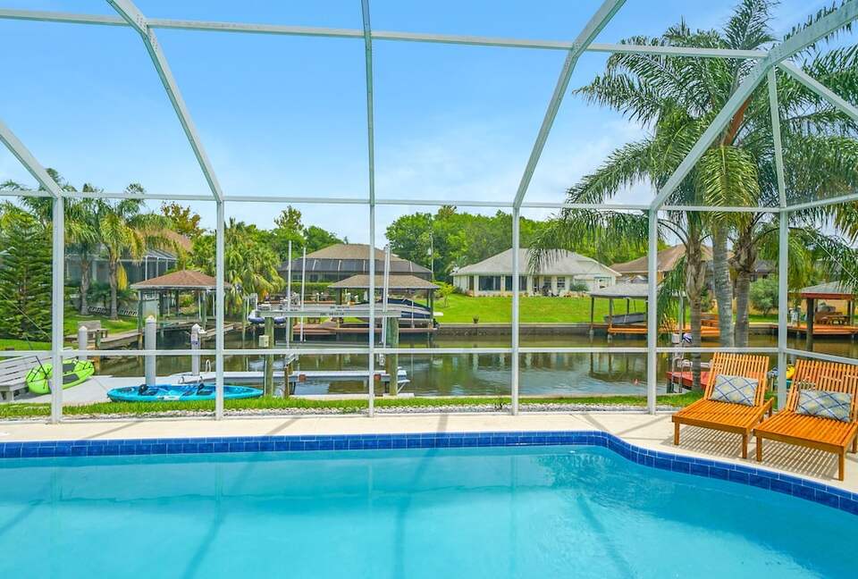 Stylish Waterfront Getaway with Pool, Spa & Boat lift and Dock in Palm Coast Florida - Palm Coast, Florida
