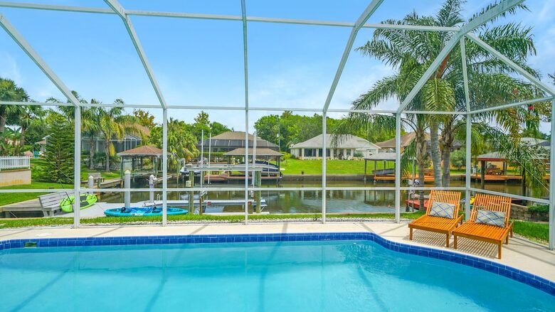 Stylish Waterfront Getaway with Pool, Spa & Boat lift and Dock in Palm Coast Florida - Palm Coast, Florida