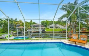 Stylish Waterfront Getaway with Pool, Spa & Boat lift and Dock in Palm Coast Florida - Palm Coast, Florida