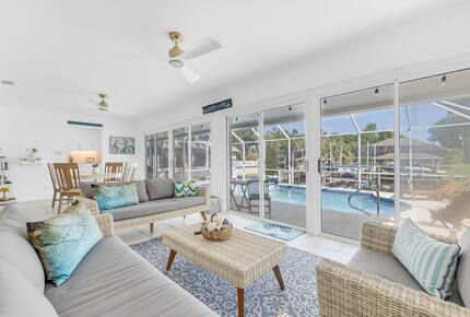 Stylish Waterfront Getaway with Pool, Spa & Boat lift and Dock in Palm Coast Florida - Palm Coast, Florida
