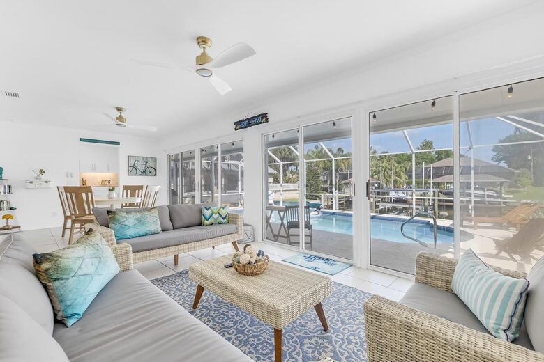 Stylish Waterfront Getaway with Pool, Spa & Boat lift and Dock in Palm Coast Florida - Palm Coast, Florida