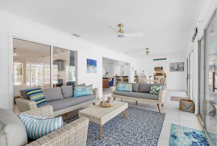 Stylish Waterfront Getaway with Pool, Spa & Boat lift and Dock in Palm Coast Florida - Palm Coast, Florida