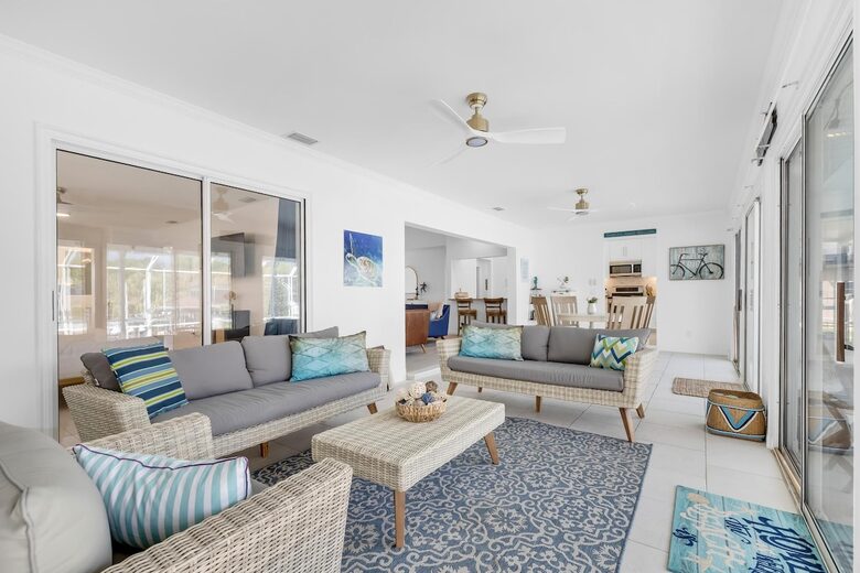 Stylish Waterfront Getaway with Pool, Spa & Boat lift and Dock in Palm Coast Florida - Palm Coast, Florida