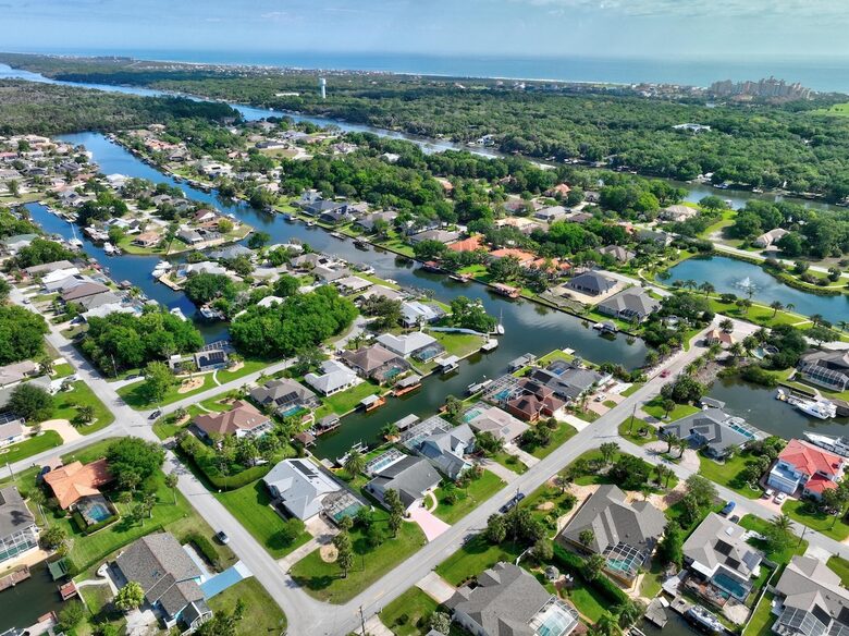 Stylish Waterfront Getaway with Pool, Spa & Boat lift and Dock in Palm Coast Florida - Palm Coast, Florida