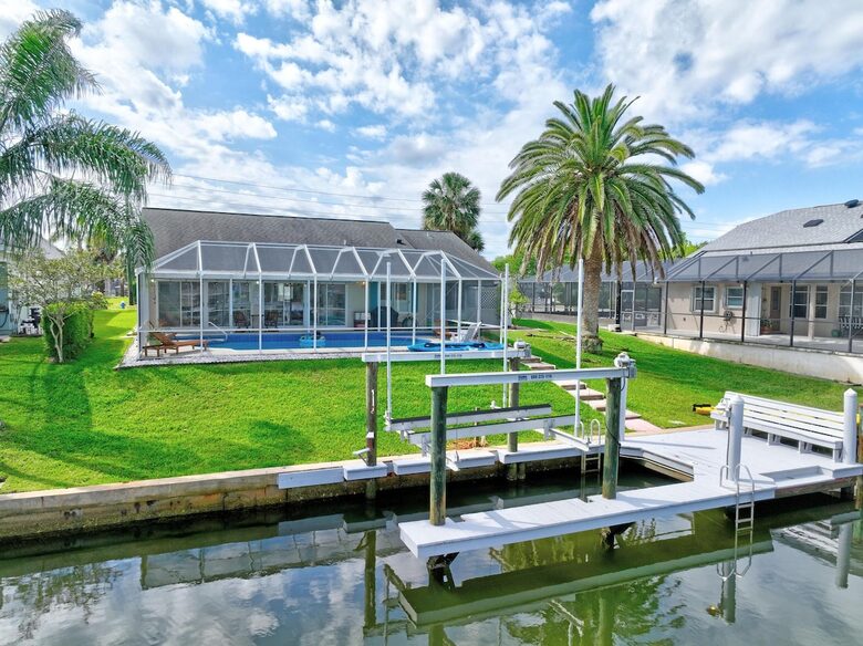 Stylish Waterfront Getaway with Pool, Spa & Boat lift and Dock in Palm Coast Florida - Palm Coast, Florida