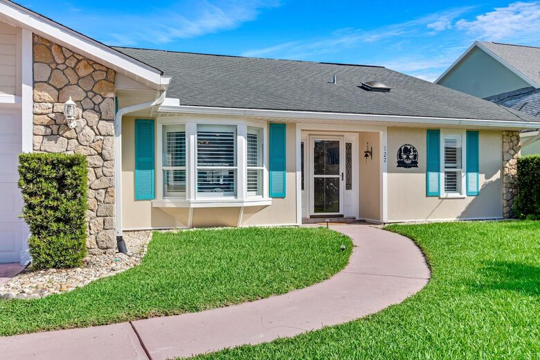 Stylish Waterfront Getaway with Pool, Spa & Boat lift and Dock in Palm Coast Florida - Palm Coast, Florida
