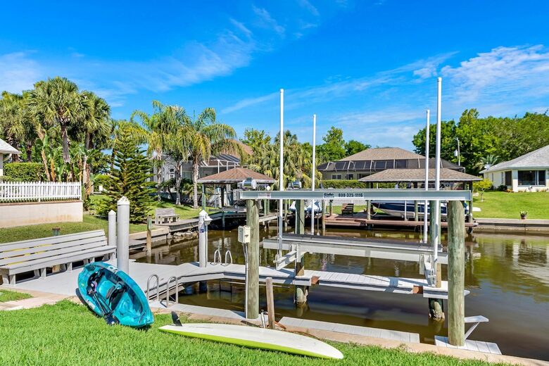 Stylish Waterfront Getaway with Pool, Spa & Boat lift and Dock in Palm Coast Florida - Palm Coast, Florida