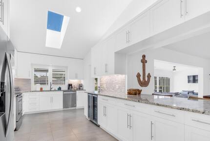 Stylish Waterfront Getaway with Pool, Spa & Boat lift and Dock in Palm Coast Florida - Palm Coast, Florida