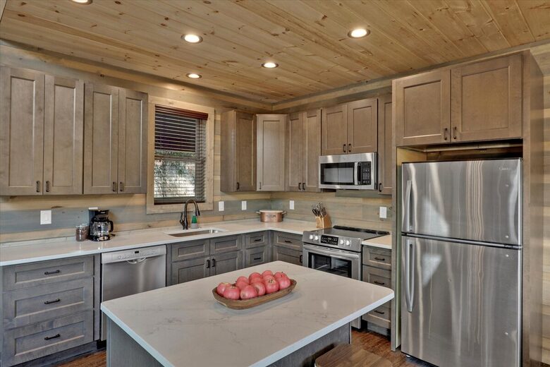 Smoky Mountain Escape with Breathtaking Views, Movie Room, & Hot Tub - Sevierville, Tennessee
