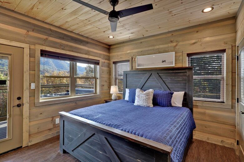 Smoky Mountain Escape with Breathtaking Views, Movie Room, & Hot Tub - Sevierville, Tennessee