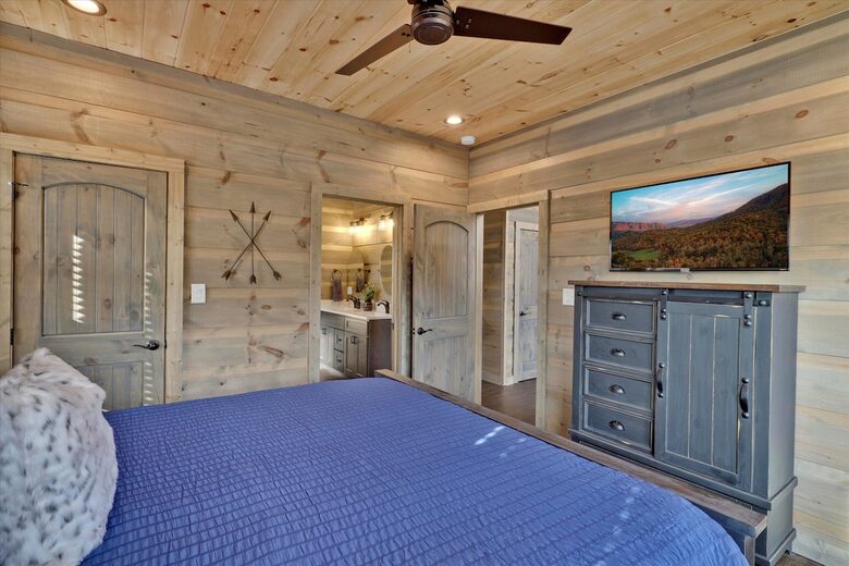 Smoky Mountain Escape with Breathtaking Views, Movie Room, & Hot Tub - Sevierville, Tennessee